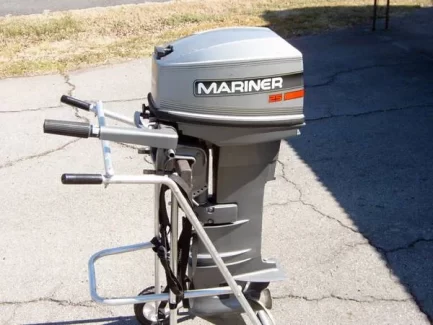 1995 Mariner 25 HP 2-Cyl Carbureted 2-Stroke 20″ (L) Tiller Outboard Motor.